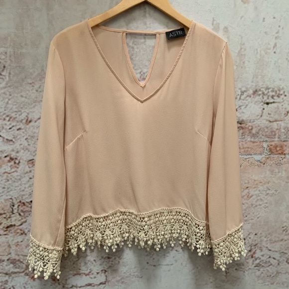 ASTR Blush Pink Crochet Hem Top - Picture 2 of 7